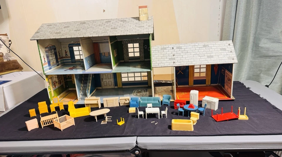 Винтажный оловянный литографический кукольный домик 1950-х Marx 2 этажа с аксессуарами РЕДКИЙ 🌟см. примечание - Изображение 2 из 4