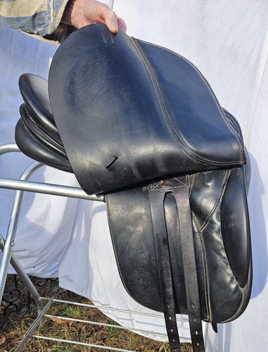 17.5” Karl Niedersüss Dressage Saddle A-4150 Black Wide tree. Made in 1991. - Picture 9 of 17