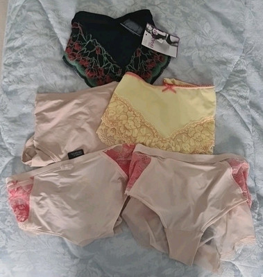 Marks & Spencer M&S Lingerie 5 x knickers, beige, black & yellow, size 26 BNWT