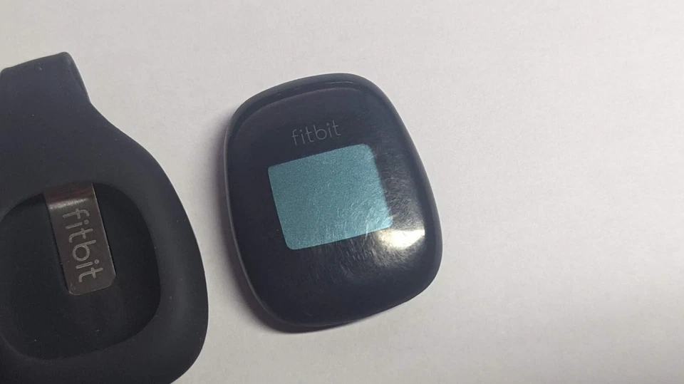 Fitbit Zip Wireless Activity Tracker in Black - Grade C - Image 2 of 4
