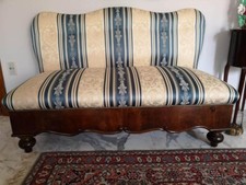 Coppia di divani antichi Italia meridionale rivestiti di seta di San Leucio.