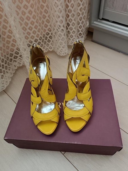 Women Carvela Heels Gold 35.5