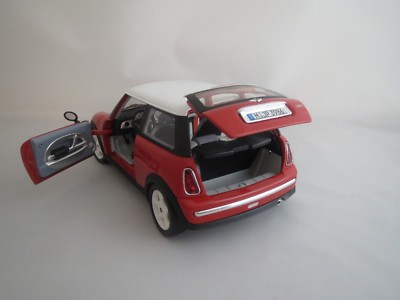 Miniature Bburago 1/18 – Mini Cooper 2001 – Série Gold – Sans Boîte