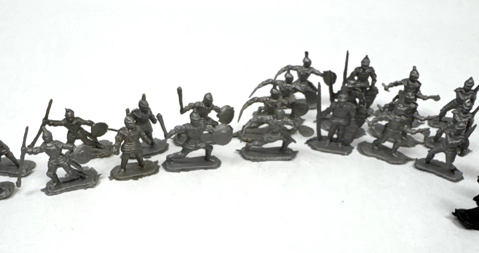 Vintage 1960s Giant Toys Knights 1/72 HO Plastic Figures Soldiers Black Silver - Image 3 of 4