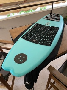 Hyperlite/Varial Arc 5'0" Wakesurf (2022) with fins and traction pads