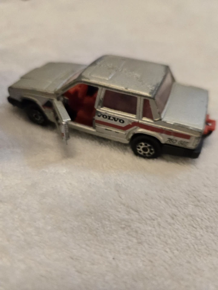 Vintage Majorette 230 Volvo 760 GLE plata Hecho en Francia Metal 1/61 Nº 230 Foto 2 de 4