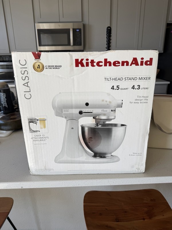 KitchenAid Classic Series K455 4.5 Quart Tilt-Head Stand Mixer - White