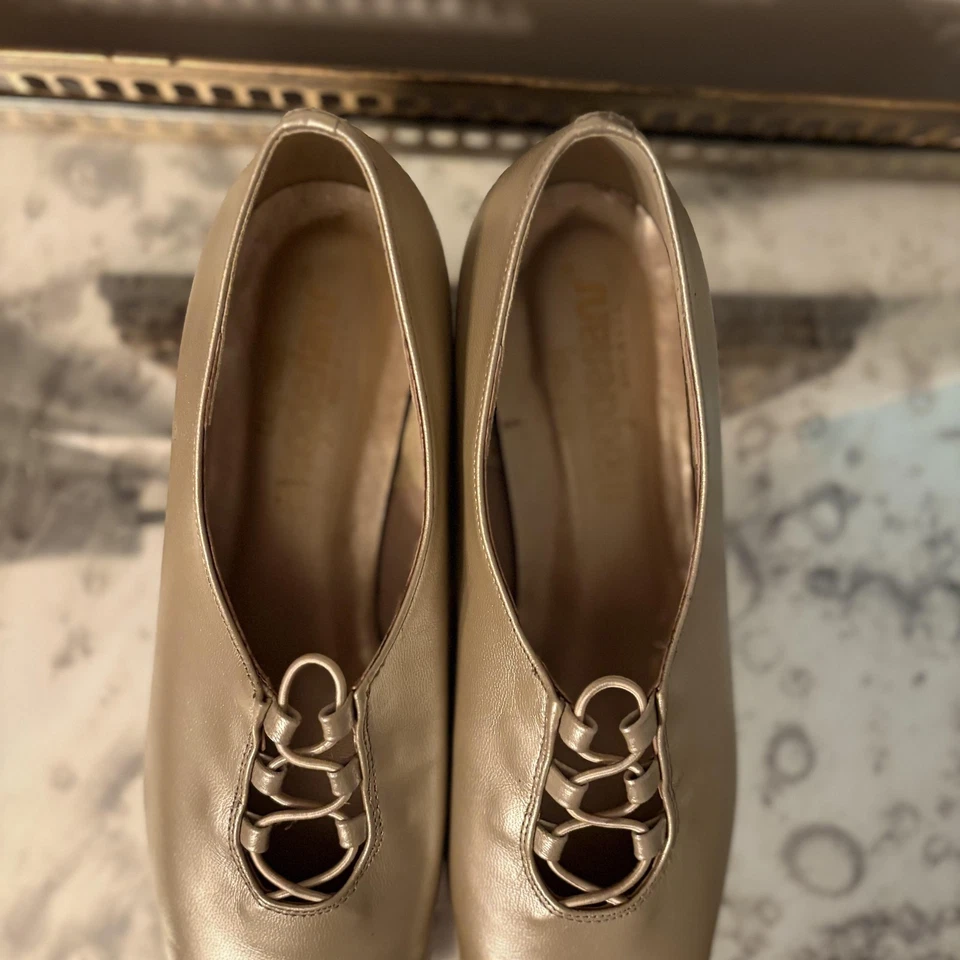 Magdesians Shoes Womens Size 8.5 Gold Leather Low Heel Pumps Made USA 1232 - Image 3 of 4