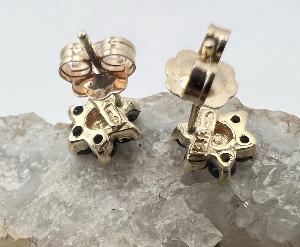 Винтажные серьги-гвоздики Griffith & Sons из золота 14 карат с изящным цветком сапфиром - Изображение 4 из 4