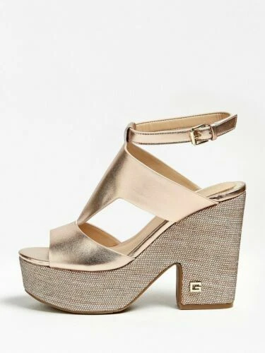 XTI |Sandalias XTI para mujer 142774 moda joven color oro con cierre de hebilla y plataforma