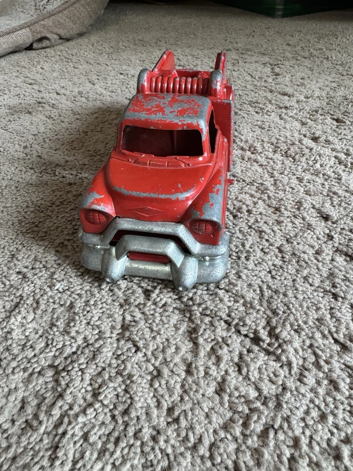 VINTAGE TRU-SCALE DIECAST MUNICIPAL FIRE DEPT. TRUCK 9 1/2" LONG - Image 2 of 4