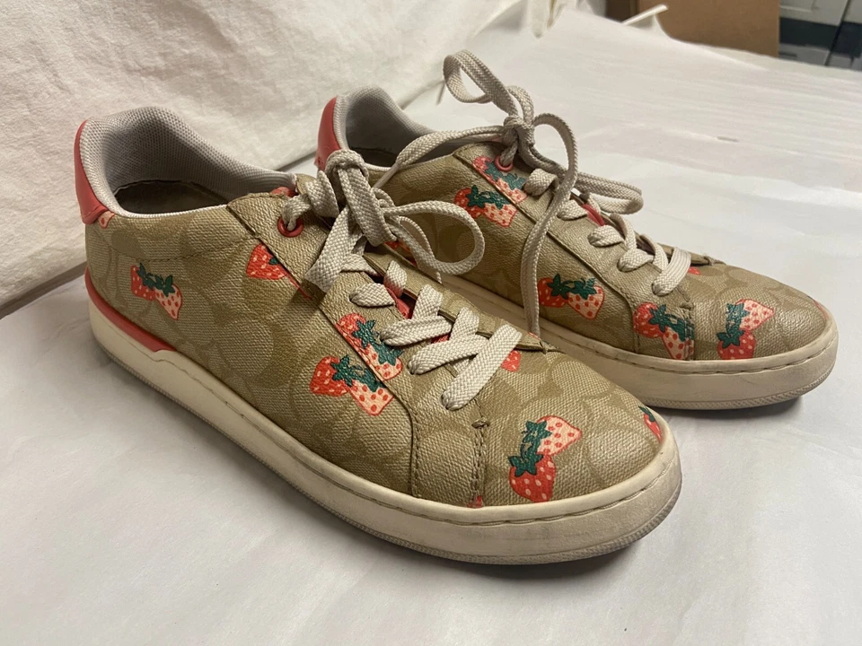 Zapatilla deportiva Coach Clip de caña baja en lona exclusiva con estampado de fresa silvestre 7,5 Foto 2 de 4