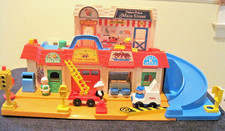 Fisher-Price Vintage Little People Main Street 2500 NEAR COMPLETE 1986