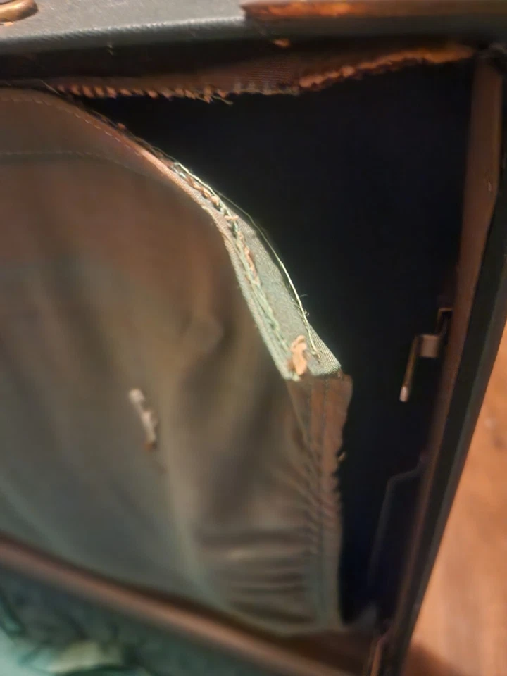 Rare Find! 1950 White star luggage vintage suitcase - Image 4 of 4