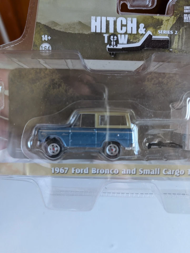 Reboque de carga Greenlight Hitch & Tow 1967 Ford Bronco azul e branco pequeno em escala 1/64 - Imagem 3 de 4