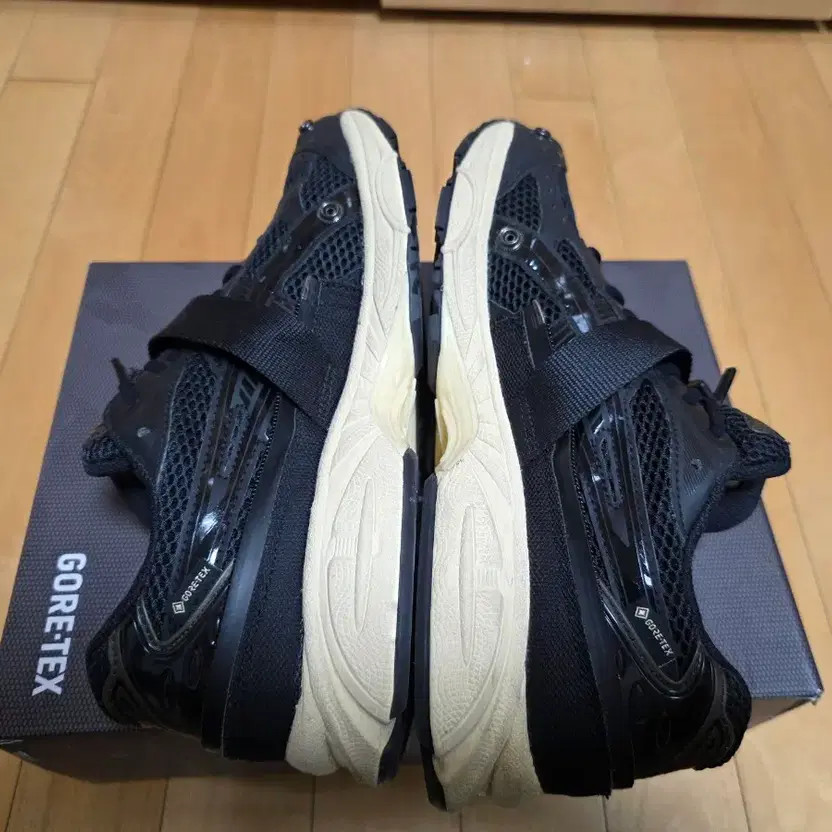 Asics GEL-Kayano 14 Gore-Tex Running Shoes Black 260 thumbnail 3