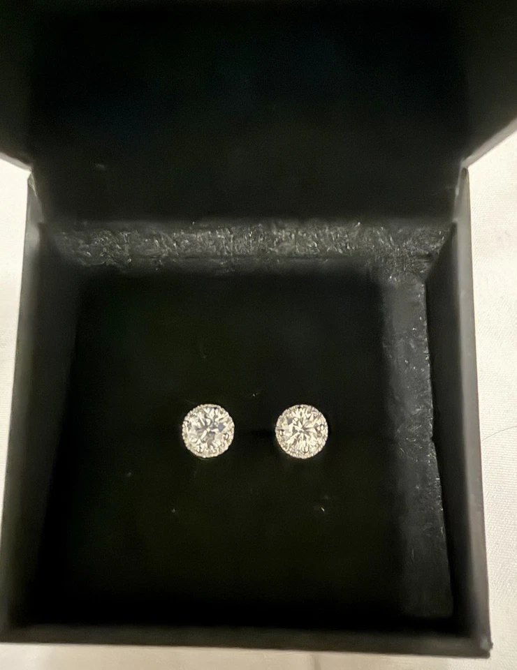 1-1/5 CT. T.W. Aretes de diamantes cultivados en laboratorio certificados de oro blanco de 10 quilates (F/VS2) Foto 3 de 4