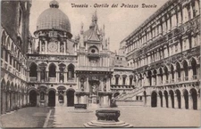 Venezia Cortile del Palazzo Ducale Vintage Postcard Spc13