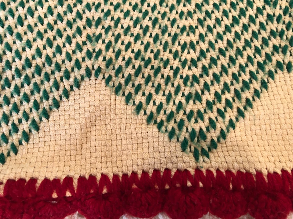 Crocheted Christmas Throw, 42.5 x 46.5 - Image 3 of 4