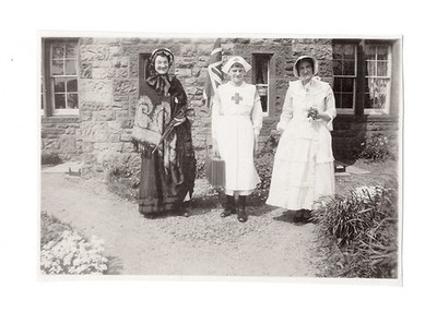 G1702 Drei Damen. Krankenschwester, Fahne. England 1930. Foto Analog