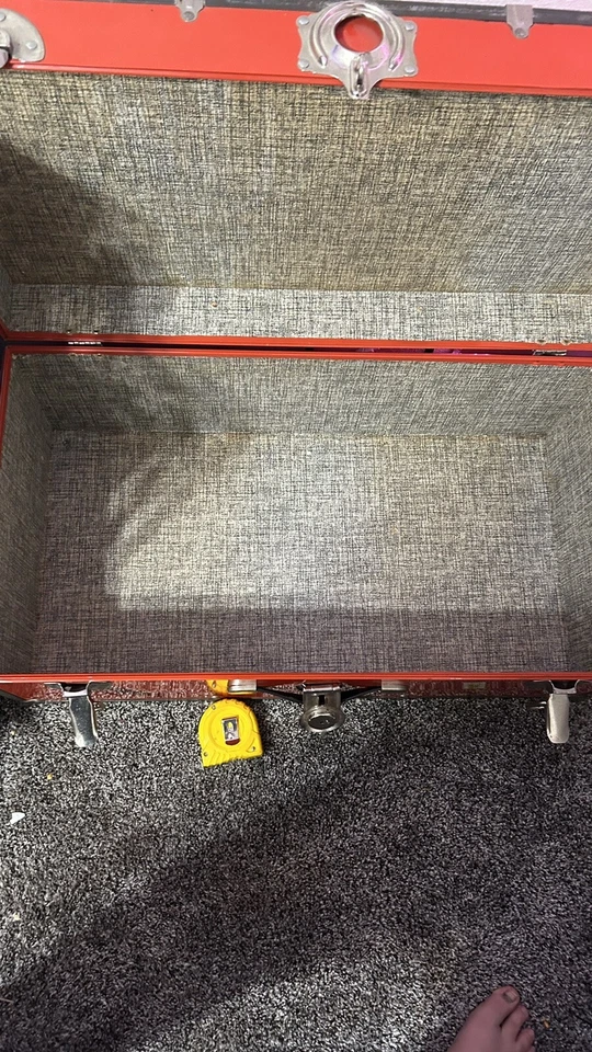 Pecho/baúl rojo con bloqueo largo (30 pulgadas de ancho y 12 pulgadas de alto) Foto 4 de 4