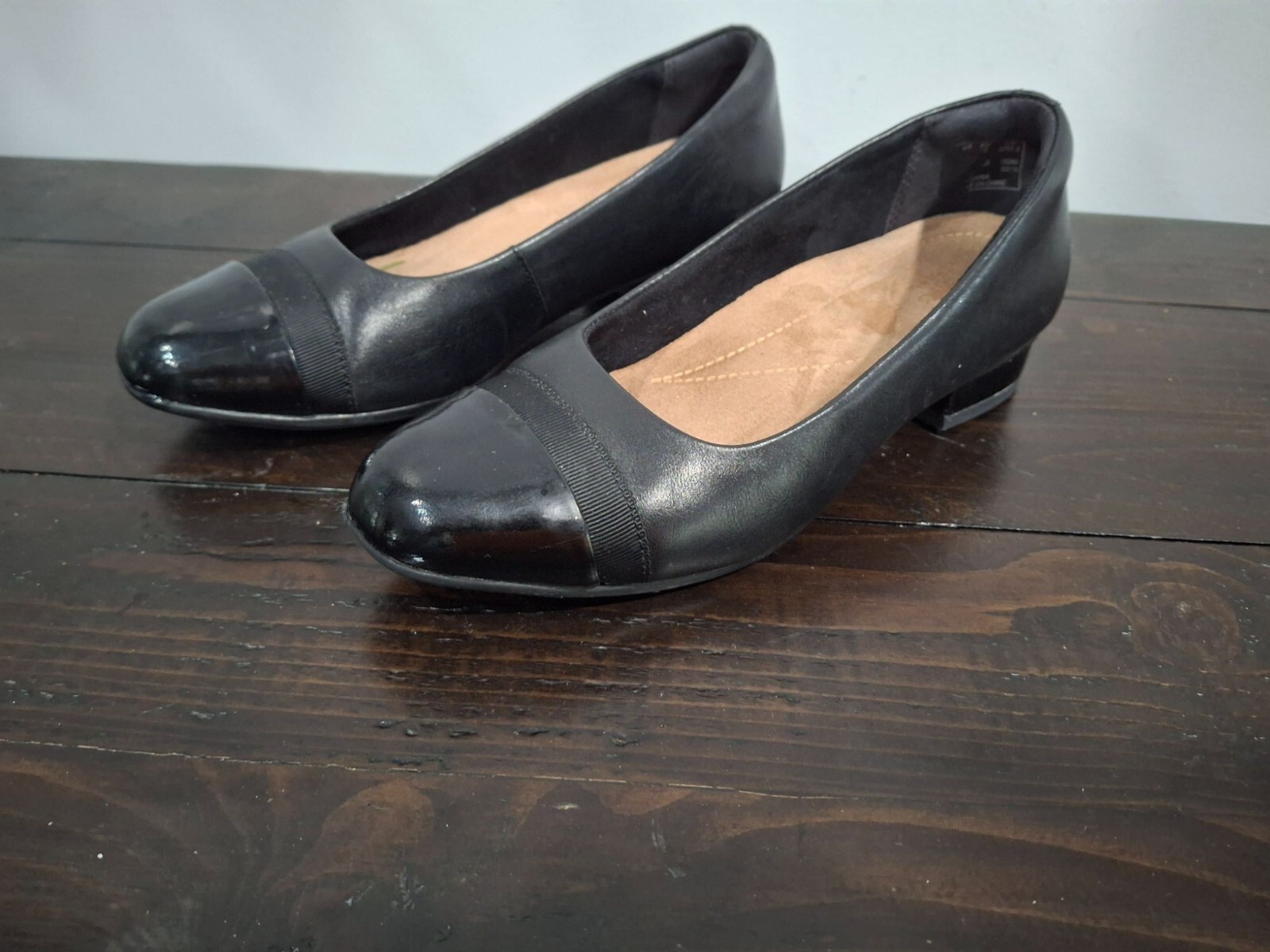 Clarks Keesha Rosa Faux Leather Dress Pump Womens Size 5M Preowned Excellent Condition