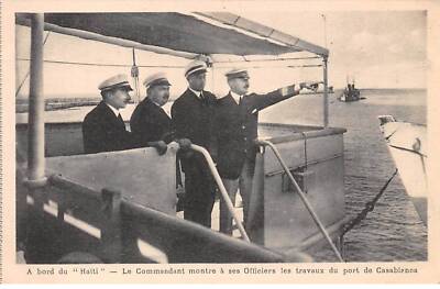 BATEAUX - SAN63653 - A bord du ''Haïti'' - Le Commandant montre à ses Officier