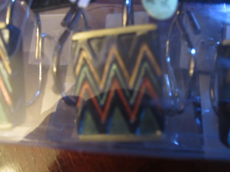 12 ganchos para cortina de ducha Bacova nuevos en caja. Pintado a mano, rojo, verde negro y dorado. Foto 2 de 3