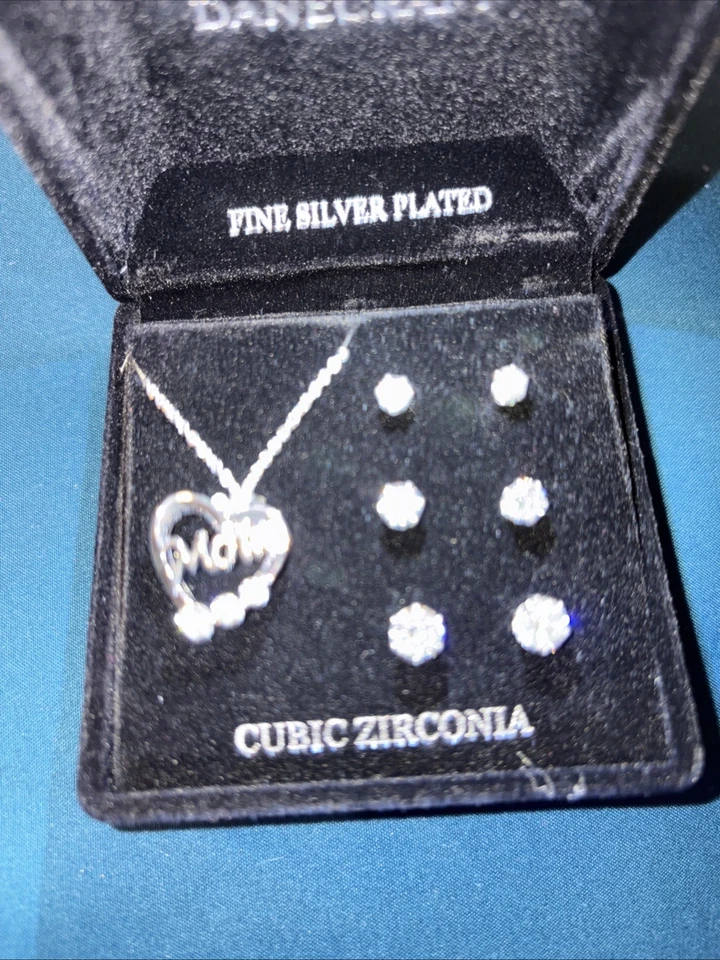 Cadena de corazón fina enchapada en plata con 3 juegos de tachuelas Foto 2 de 2