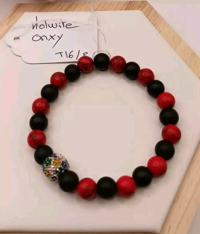 Bracelet en howlite rouge perles 8mm onyx noir et déco fleurs T16