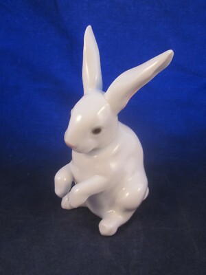 LLadro Sitting Bunny Rabbit 5907 White Glossy Porcelain Figurine