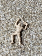 VINTAGE  TOY PLASTIC BEIGE ARMY SOLDIER LAYING POSITION 