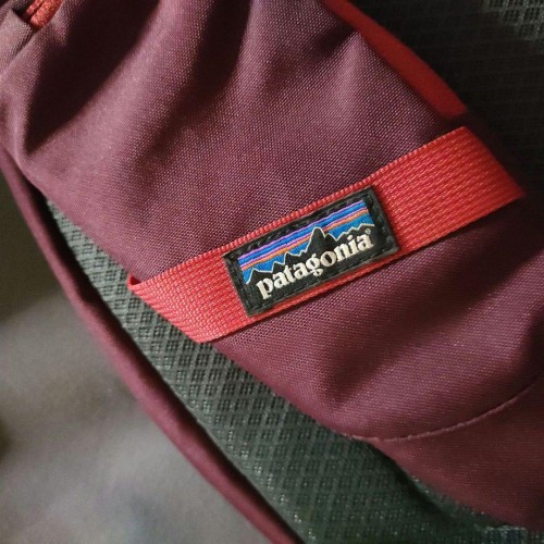 00s Patagonia Atom 8L shoulder bag Wine Red y2k [Used EXC 00s Patagonia Atom 8L shoulder bag Wine Red y2k [Used EXC