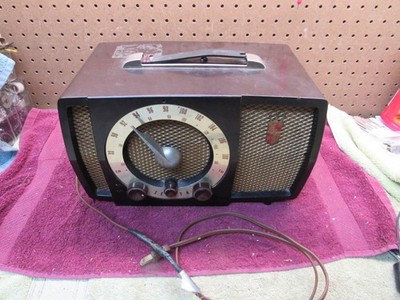 1950S ZENITH MODEL 7H02Z AM-FM BAKELITE RADIO