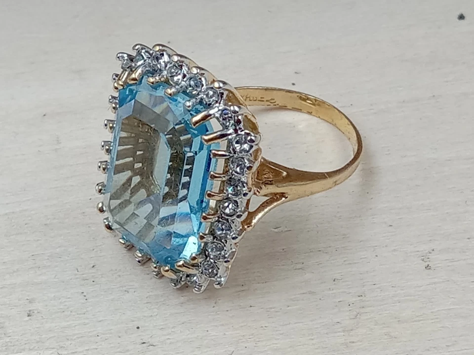 Anillo de placa de oro con topacio azul ovalado facetado y circonitas blancas circundantes: talla 5,5 Foto 4 de 4