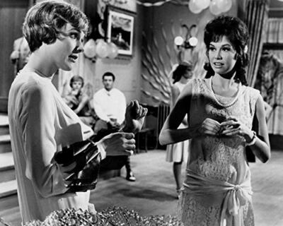 Thoroughly Modern Millie Julie Andrews Mary Tyler Moore 16x20 inch Poster