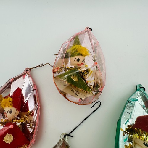 Set of 9 Vintage 1960s Plastic Jewel Shape Diorama Christmas Ornaments - 第 3/15 張圖片