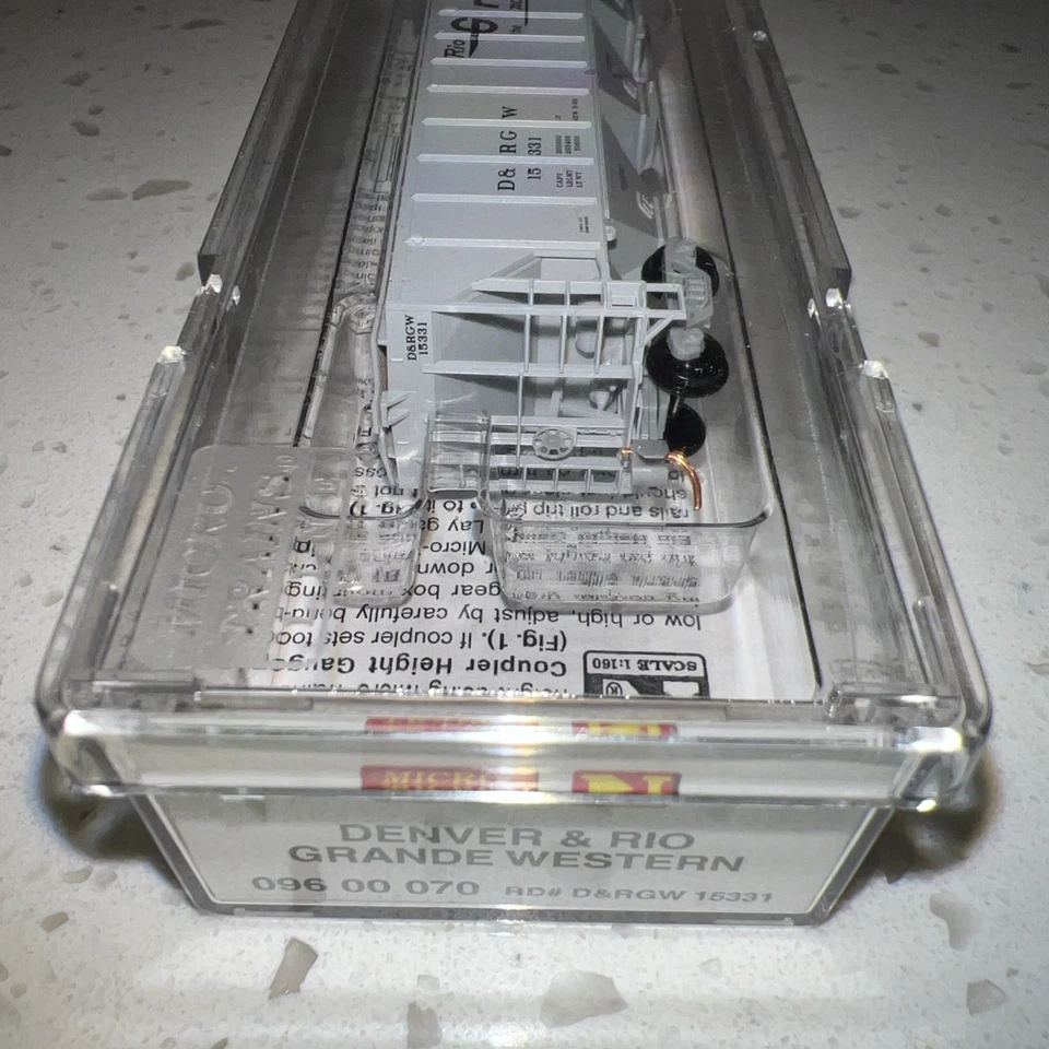 Micro-Trains 09600070 N Scale Rio Grande 3 Bay PS2 Covered Hopper D&RGW 15331 - Image 2 of 4