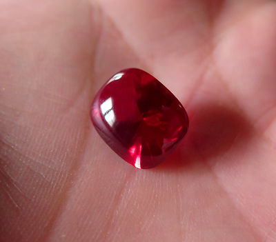 Rubis Synthétique Verneuil Rouge Sang De 11 Carats (environ 12x14mm) - Pureté IF, Sans Emballage