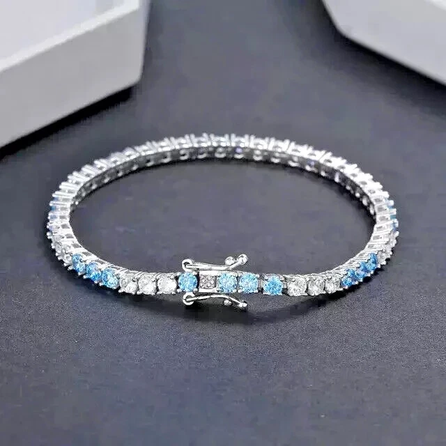 Brazalete de tenis de diamantes y topacio simulado de corte redondo de 7 quilates enchapado en oro blanco de 14 quilates Foto 4 de 4