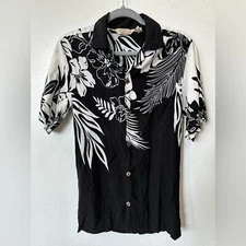𝅺Sunny Island Hawaiian Beach Men shirt Size Small Black White 100% Rayon floral