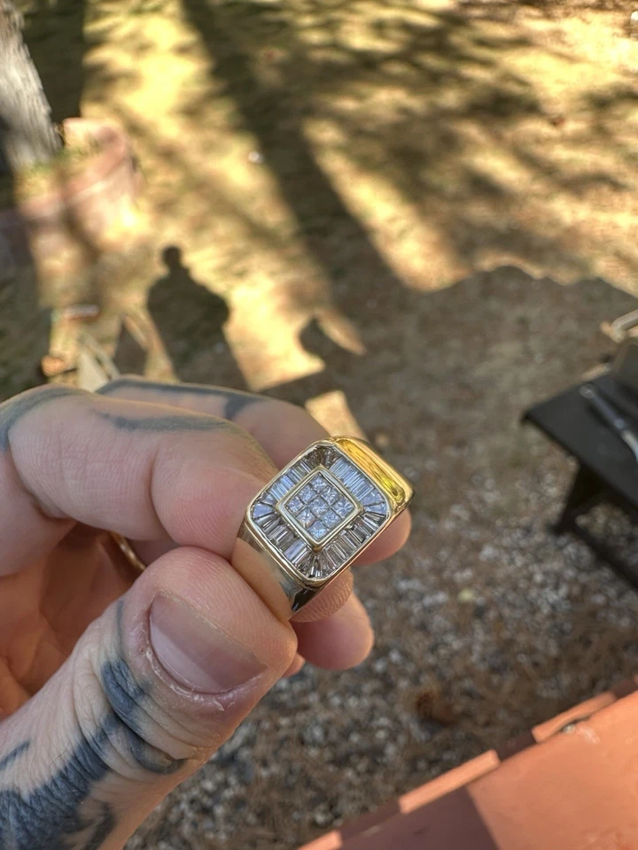 Anillo con racimo de diamantes de oro amarillo de 14k para hombre Foto 2 de 4