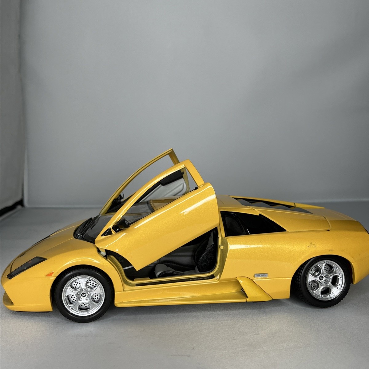 Burago Lamborghini Murciélago Car - Yellow - Scale 1/18 - Made In