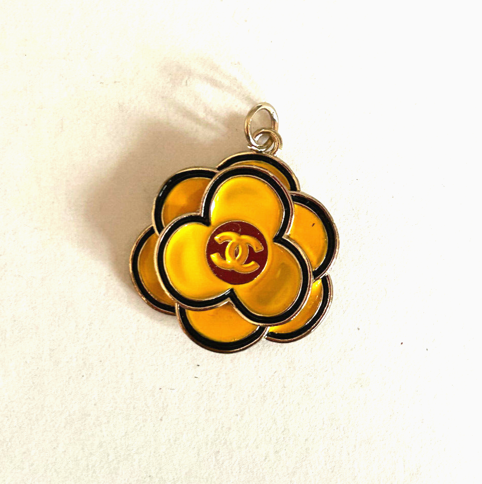 【上品アクセント】シャネル ツイリー 春夏コレクション CHANEL Vintage Zipper Pull Button Charm Gold Tone Yellow