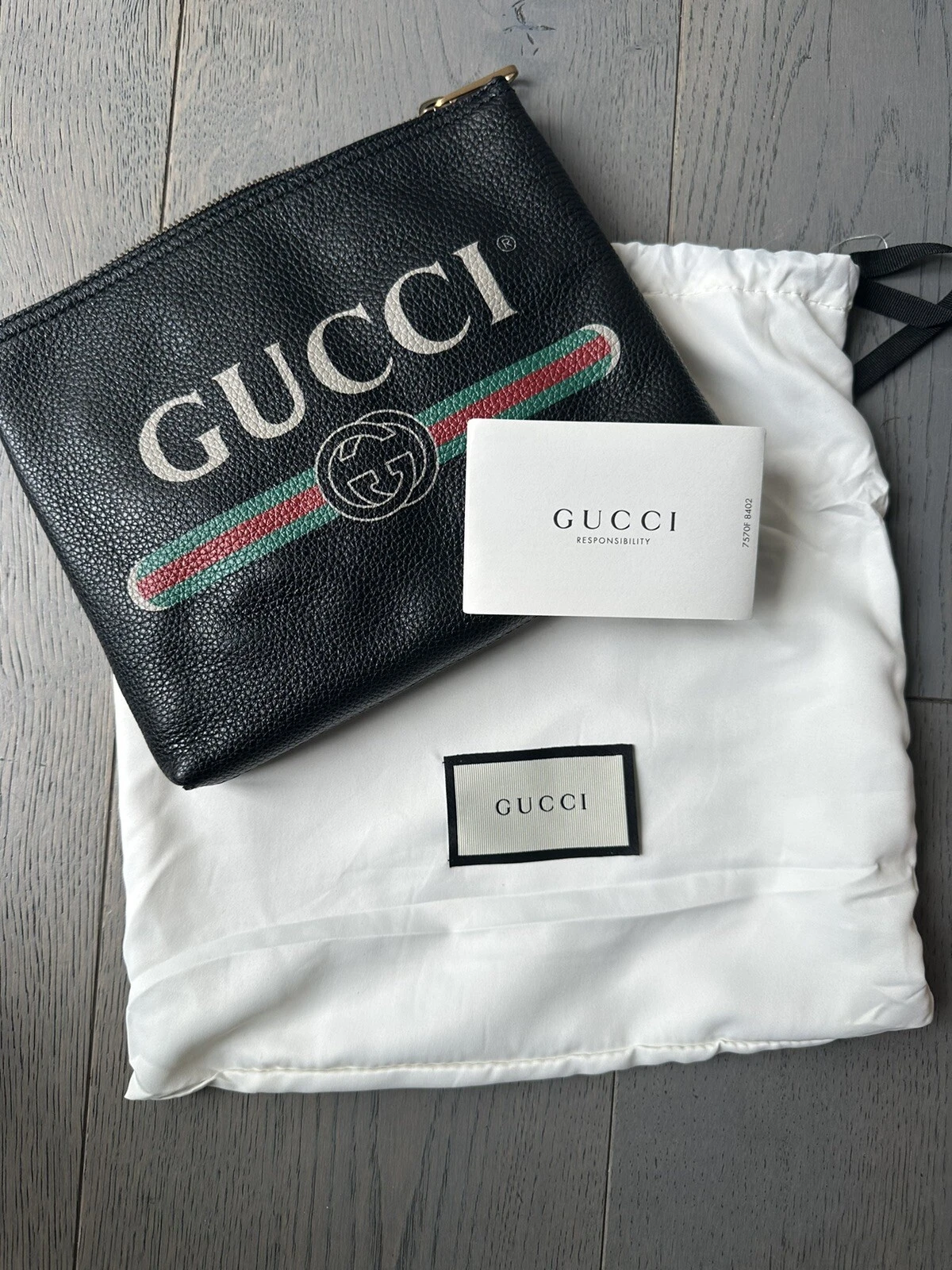 Sac pochette Gucci en cuir noir logo suprême 20248E