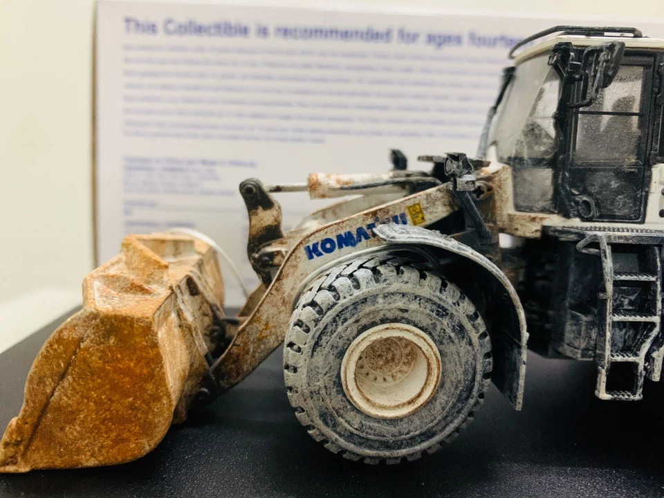 Komatsu WA475-10 Wheel Loader White Muddy Edition 1/50 DieCast Model UH8182 - Image 3 of 4