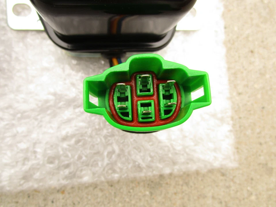 SE ADAPTA A: 76 - 81 TOYOTA COROLLA 12V REGULADOR IC VOLTAJE OEM NUEVO Foto 3 de 4