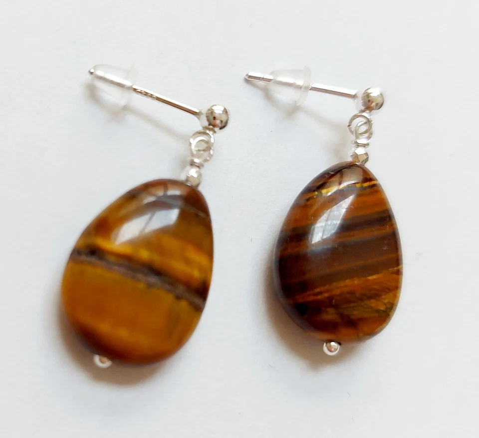 Orecchini in argento 925 con occhio di tigre naturale a goccia ed ematite  - Immagine 3 di 4