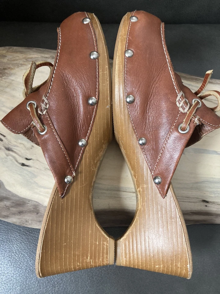 "Zuecos Isaac Mizrahi X Target de Colección Talla 7.5 Cuero Marrón 2.5"" Tacón Tachuelas Arco LORI" Foto 4 de 4