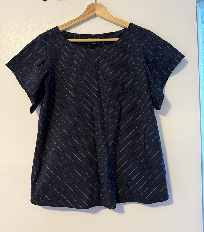Banana Republic Navy/White Pinstripe V-Neck Short Sleeve Blouse S